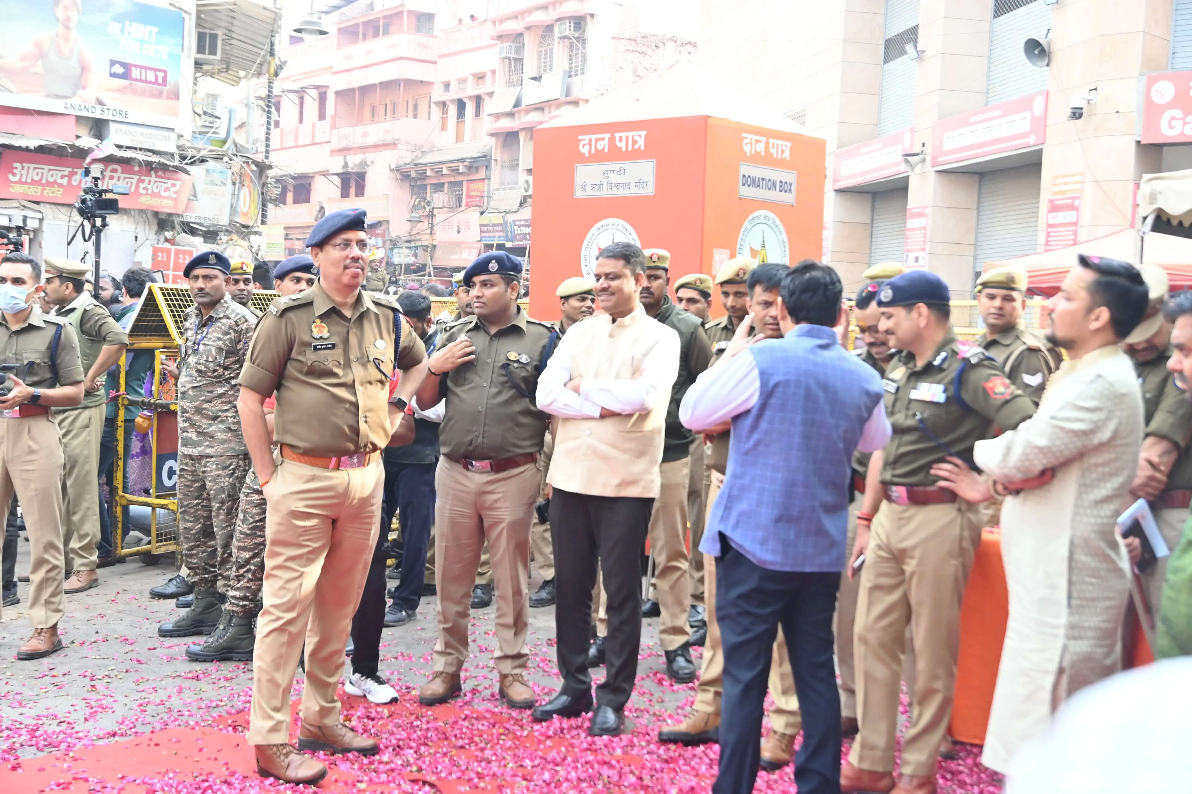 महाशिवरात्रि: काशी विश्वनाथ मंदिर में आस्था का जनसैलाब उमड़ रहा,दर्शन-पूजन का सिलसिला जारी