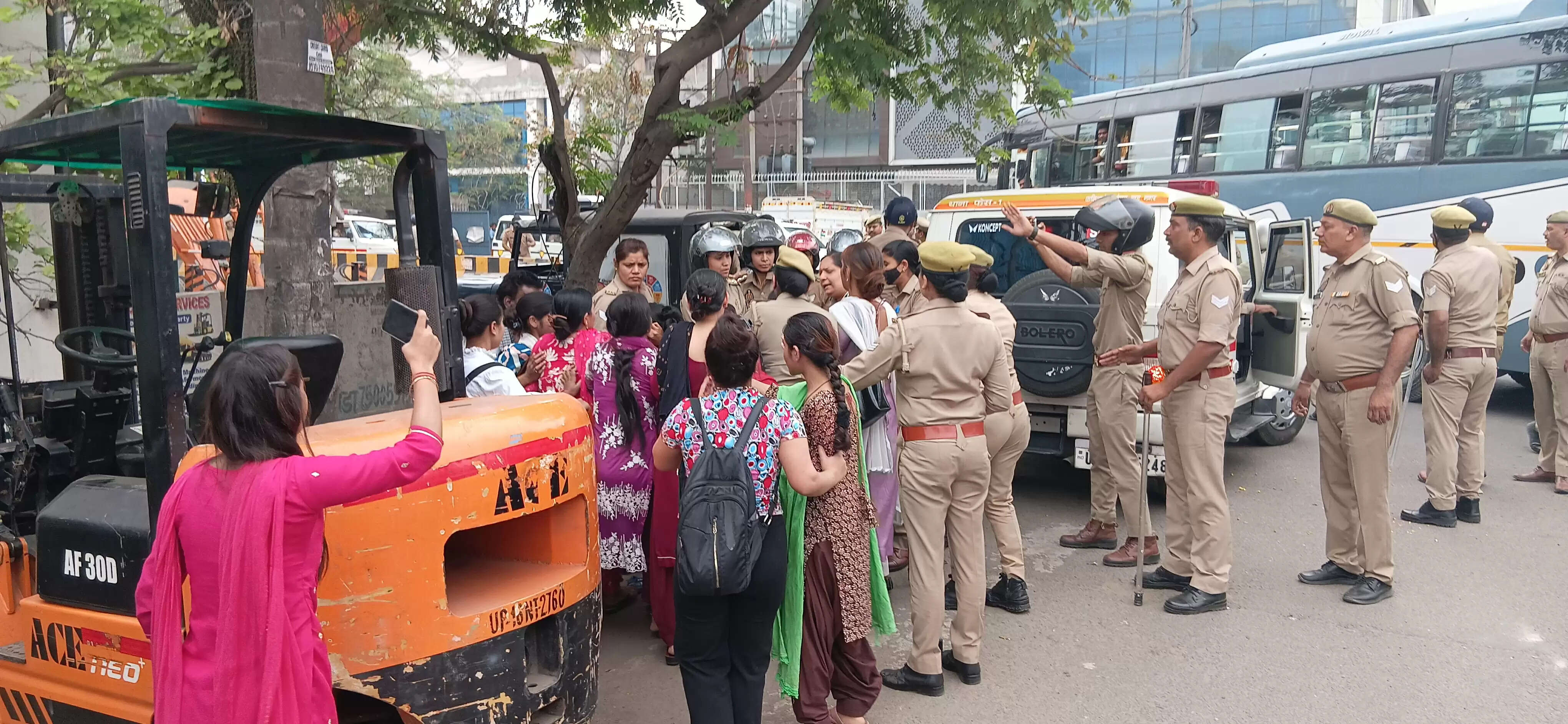 नोएडा में महिला कर्मचारियों का वेतन वृद्धि के लिए प्रदर्शन, पुलिस ने किया हस्तक्षेप