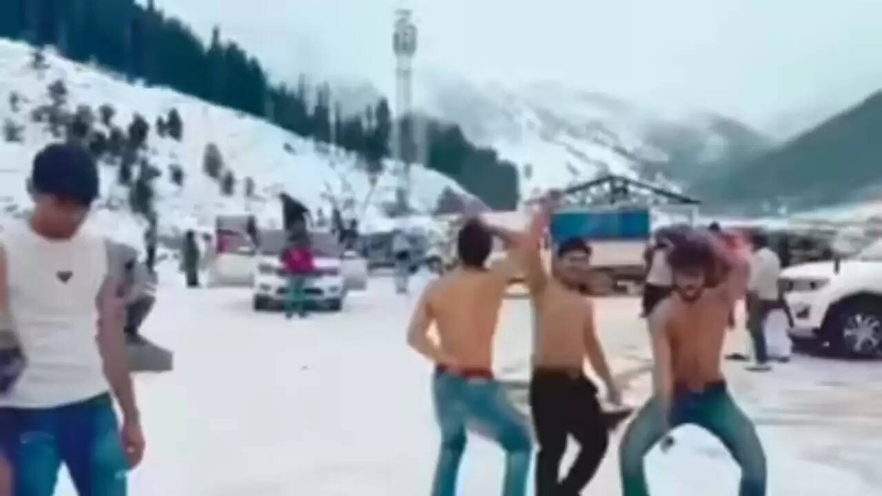 सोनमर्ग में वायरल वीडियो ने बढ़ाई बहस, पर्यटकों की गरिमा पर उठे सवाल