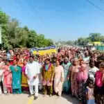 धनास कच्ची कॉलोनी के खिलाफ प्रदर्शन: प्रशासन की योजना पर उठे सवाल