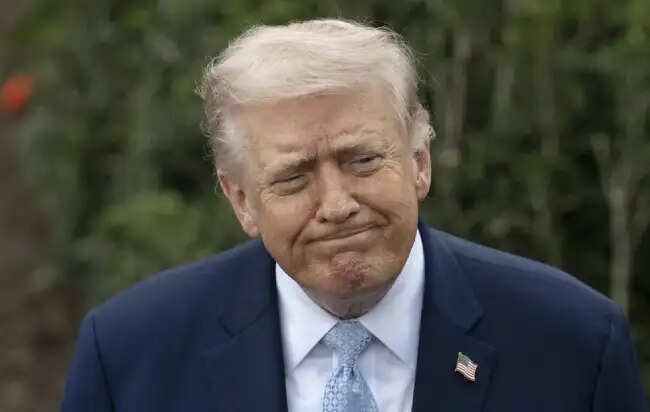 डोनाल्ड ट्रम्प की लोकप्रियता में गिरावट, अप्रूवल रेटिंग माइनस 17 पर पहुंची