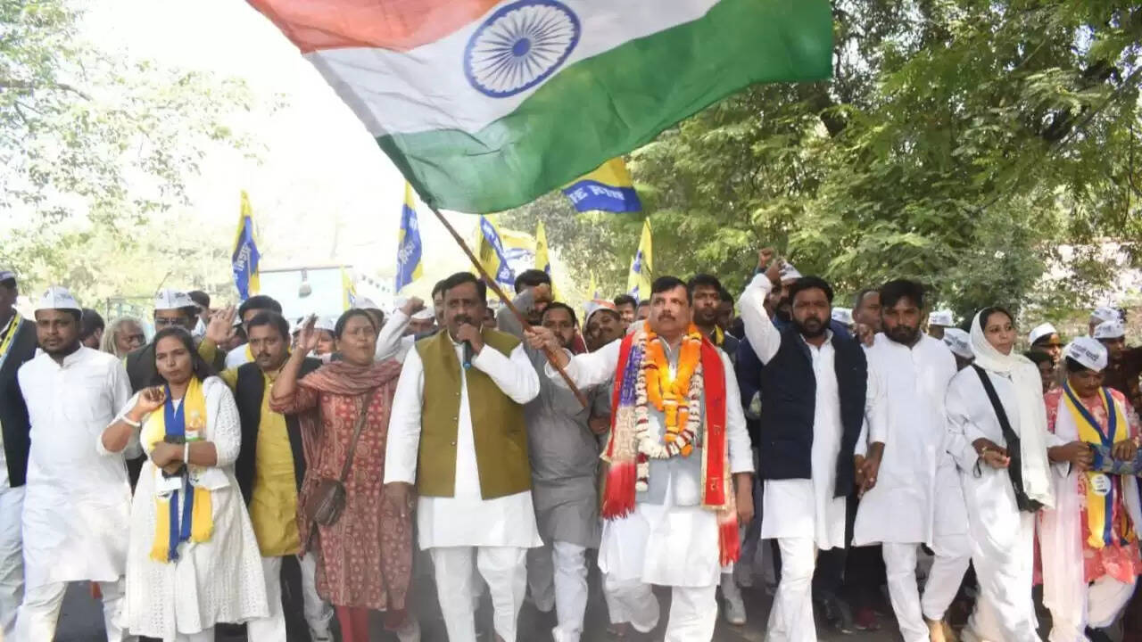 आम आदमी पार्टी की 'रोजगार दो' पदयात्रा: संजय सिंह का जोरदार समर्थन