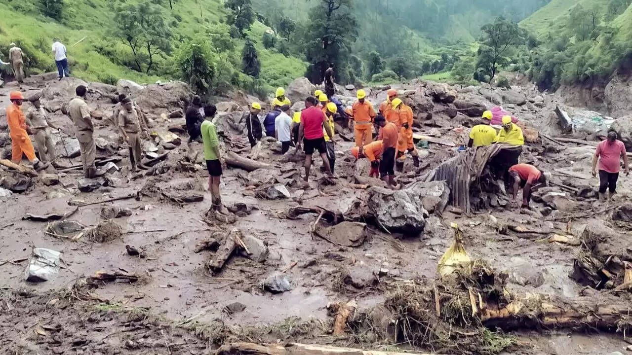 उत्तराखंड में भारी बारिश से जनजीवन प्रभावित, स्कूल बंद