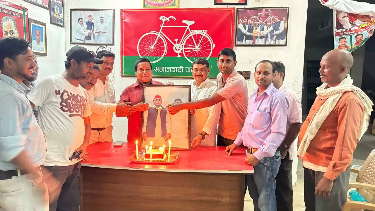 अखिलेश यादव का जन्मदिन धूमधाम से मनाया गया