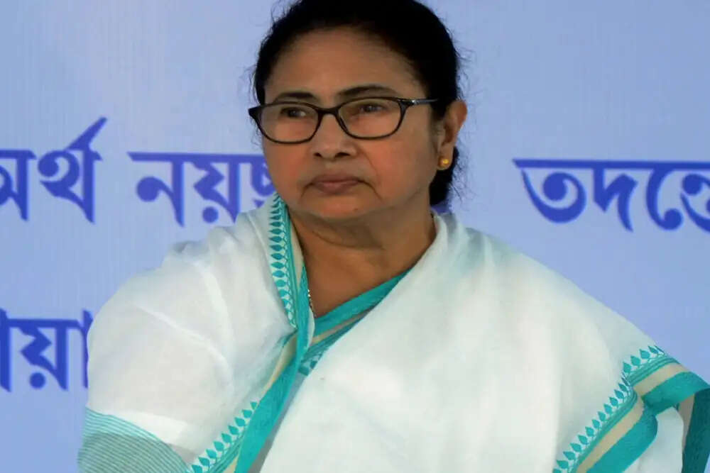 ममता बनर्जी का धरना जारी, मतदाता सूची में नाम कटने पर उठाई आवाज़