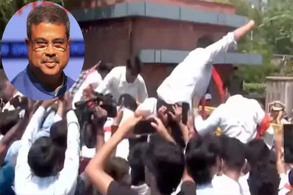 NEET UG परीक्षा पेपर लीक पर छात्रों का उग्र विरोध, शिक्षा मंत्री का काफिला रोका
