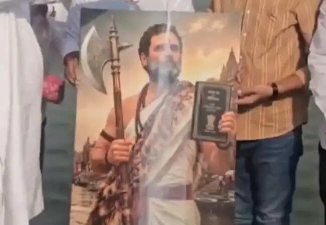 राहुल गांधी के जन्मदिन पर अनोखी श्रद्धांजलि: गंगा में रुद्राभिषेक