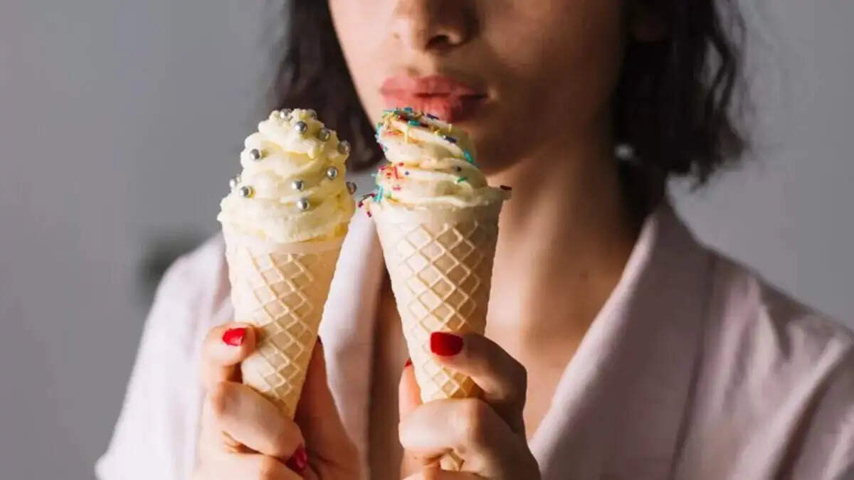 रात में आइसक्रीम खाने के नुकसान: जानें क्यों है यह स्वास्थ्य के लिए हानिकारक