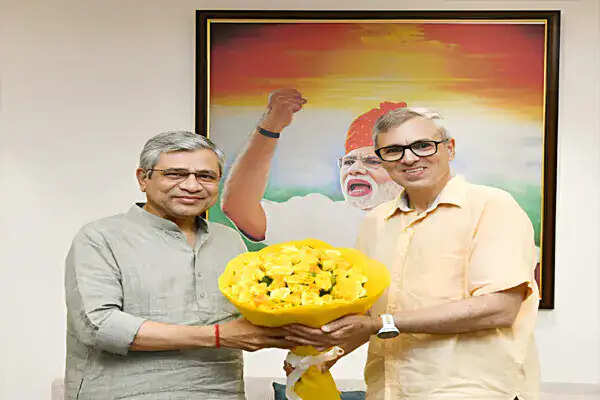 रेल मंत्री अश्विनी वैष्णव की मुख्यमंत्री उमर अब्दुल्ला से मुलाकात, अनंतनाग में वंदे भारत एक्सप्रेस का नया ठहराव