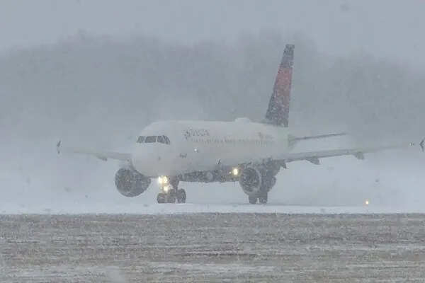 अमेरिका में बर्फीले तूफान 'डेविन' से हवाई यात्रा प्रभावित