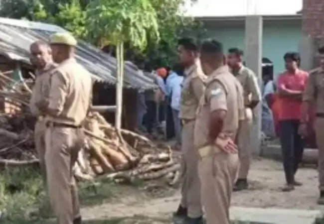 प्रयागराज में एक ही परिवार के तीन सदस्यों की हत्या, आरोपी की तलाश जारी