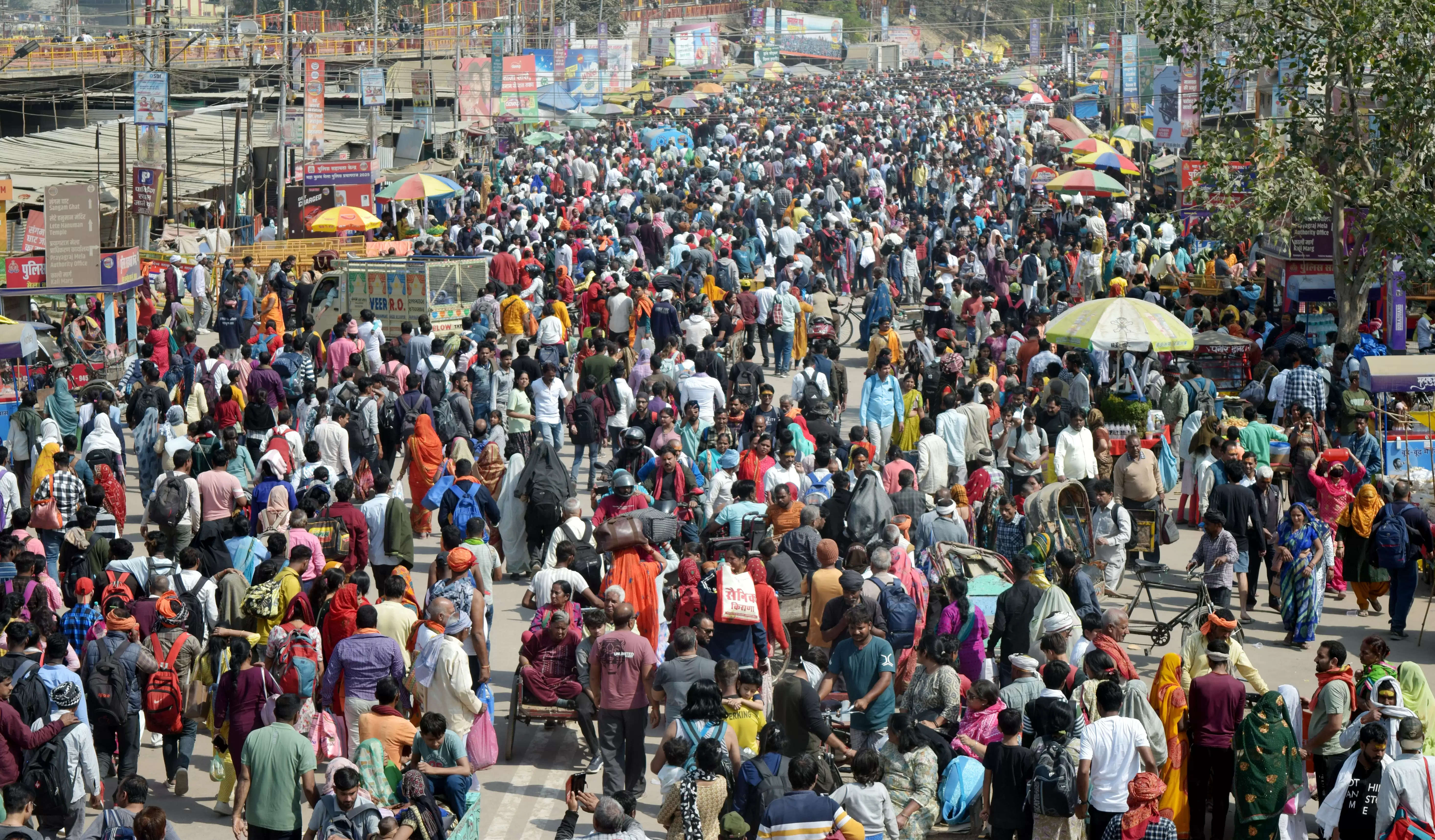 महाकुम्भ में स्नान को लेकर संगम नोज की ओर जाता श्रद्वालुओं का रेला।