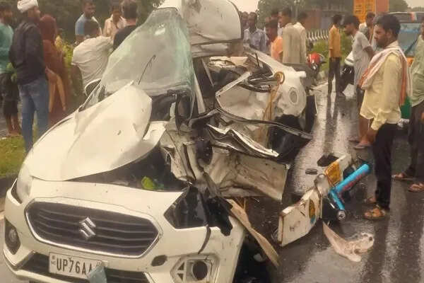उत्तर प्रदेश में सड़क दुर्घटना में एक परिवार के पांच सदस्यों की मौत