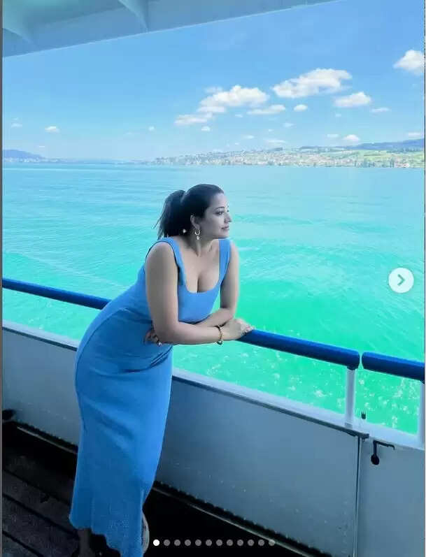 मोनालिसा का नया बोल्ड फोटोशूट: नीले वन-पीस में फैन्स का दिल जीता