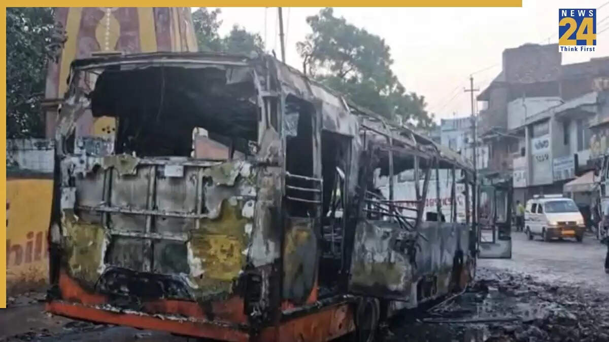 ग्रेटर नोएडा में बस में आग, चालक की सतर्कता से टला बड़ा हादसा