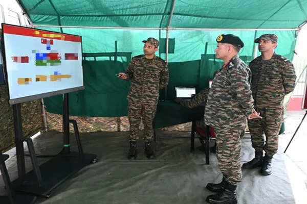 सेना प्रमुख जनरल द्विवेदी ने कश्मीर में सुरक्षा व्यवस्था की समीक्षा की
