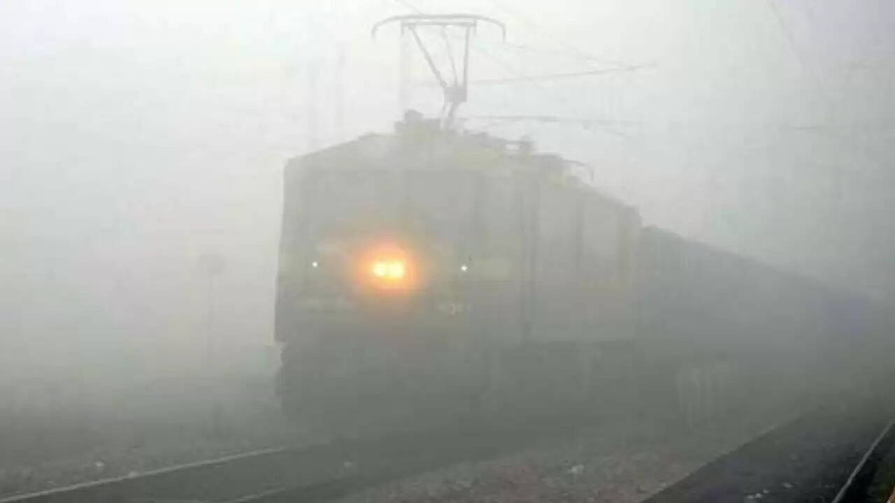 भारत में घने कोहरे के कारण ट्रेनों में देरी और रद्दीकरण