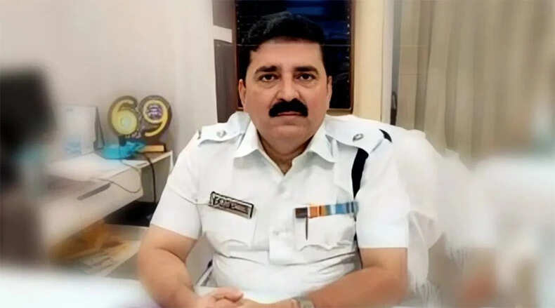 कोलकाता के पूर्व डीसीपी शांतनु सिन्हा बिस्वास की गिरफ्तारी