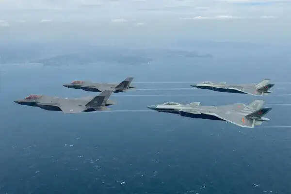 अमेरिकी और चीनी लड़ाकू विमानों के बीच तनावपूर्ण मुठभेड़