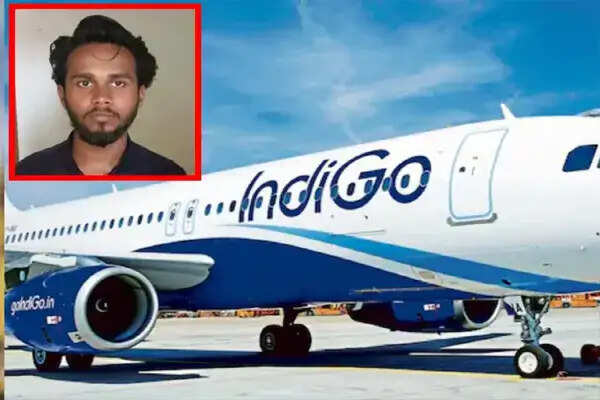 वाराणसी में फ्लाइट में यात्री ने खोला इमरजेंसी गेट, हड़कंप मच गया