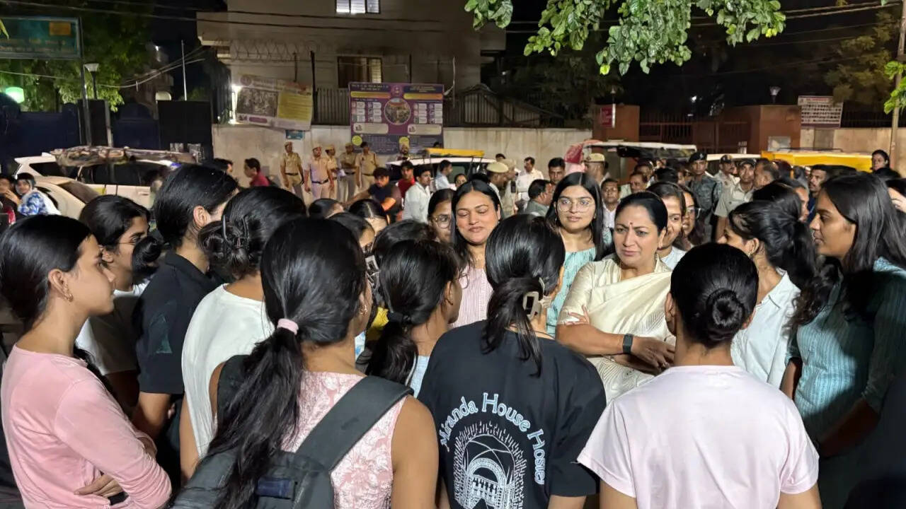 दिल्ली विश्वविद्यालय में मुख्यमंत्री रेखा गुप्ता का आकस्मिक दौरा: सुरक्षा और सुविधाओं पर चर्चा