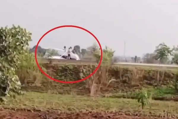 मध्य प्रदेश में पायलट ट्रेनिंग के दौरान विमान पलटा, ट्रेनी पायलट सुरक्षित