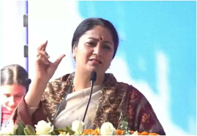 दिल्ली में प्रदूषण पर सीएम रेखा गुप्ता की अपील: पब्लिक ट्रांसपोर्ट का करें उपयोग