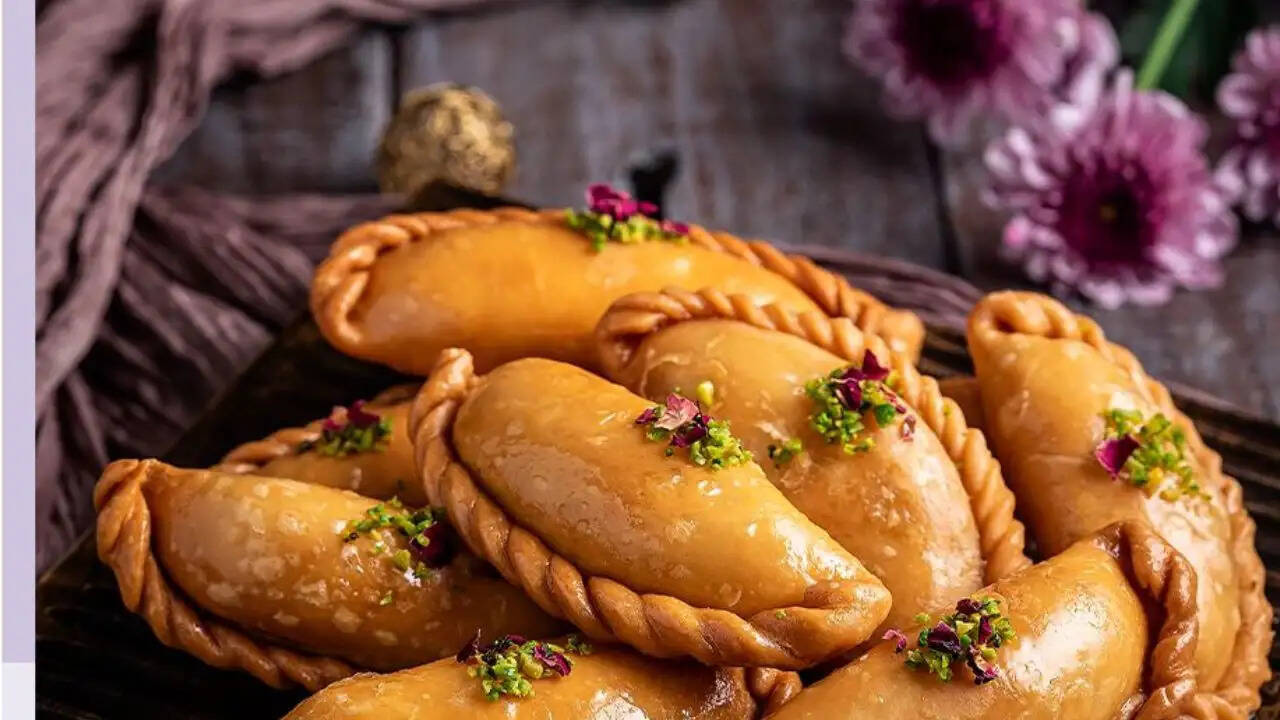 गुजिया: एक मिठाई की यात्रा, जो तुर्की से लेकर भारत तक फैली