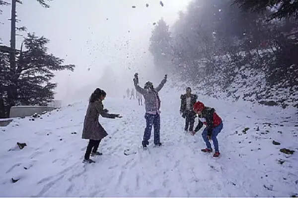हिमाचल प्रदेश में ऊंचे क्षेत्रों में हल्की बर्फबारी, तापमान सामान्य से अधिक