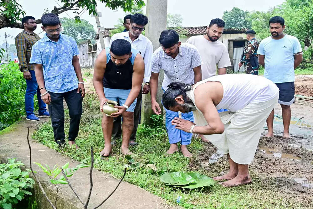 हेमंत सोरेन ने पिता की श्राद्ध परंपरा का पालन करते हुए नेमरा में बिताए दिन