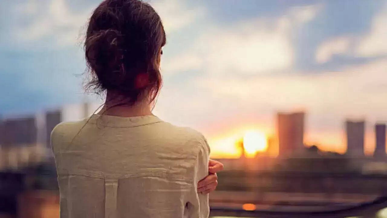 अकेलापन: एक गंभीर स्वास्थ्य संकट और इससे निपटने के उपाय