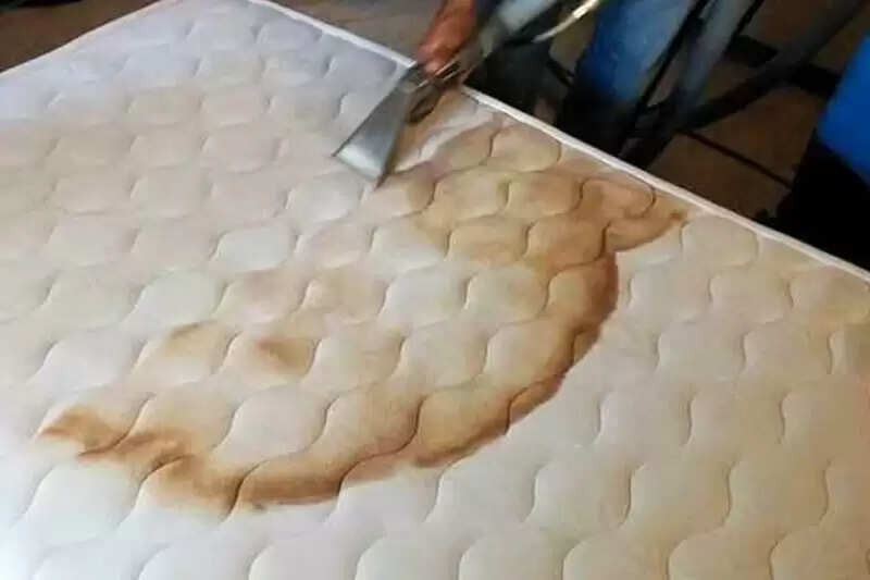 गद्दे की सफाई के लिए आसान घरेलू उपाय