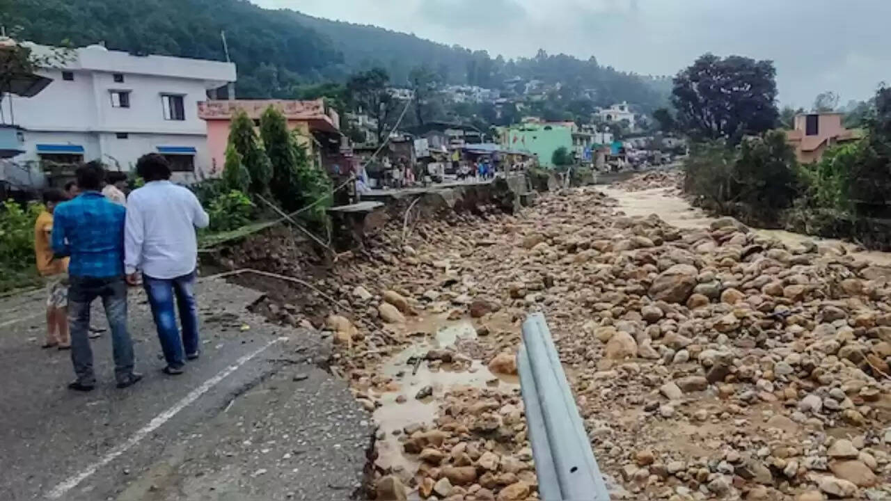 उत्तराखंड में बाढ़ का कहर: 15 लोगों की जान गई, राहत कार्य जारी
