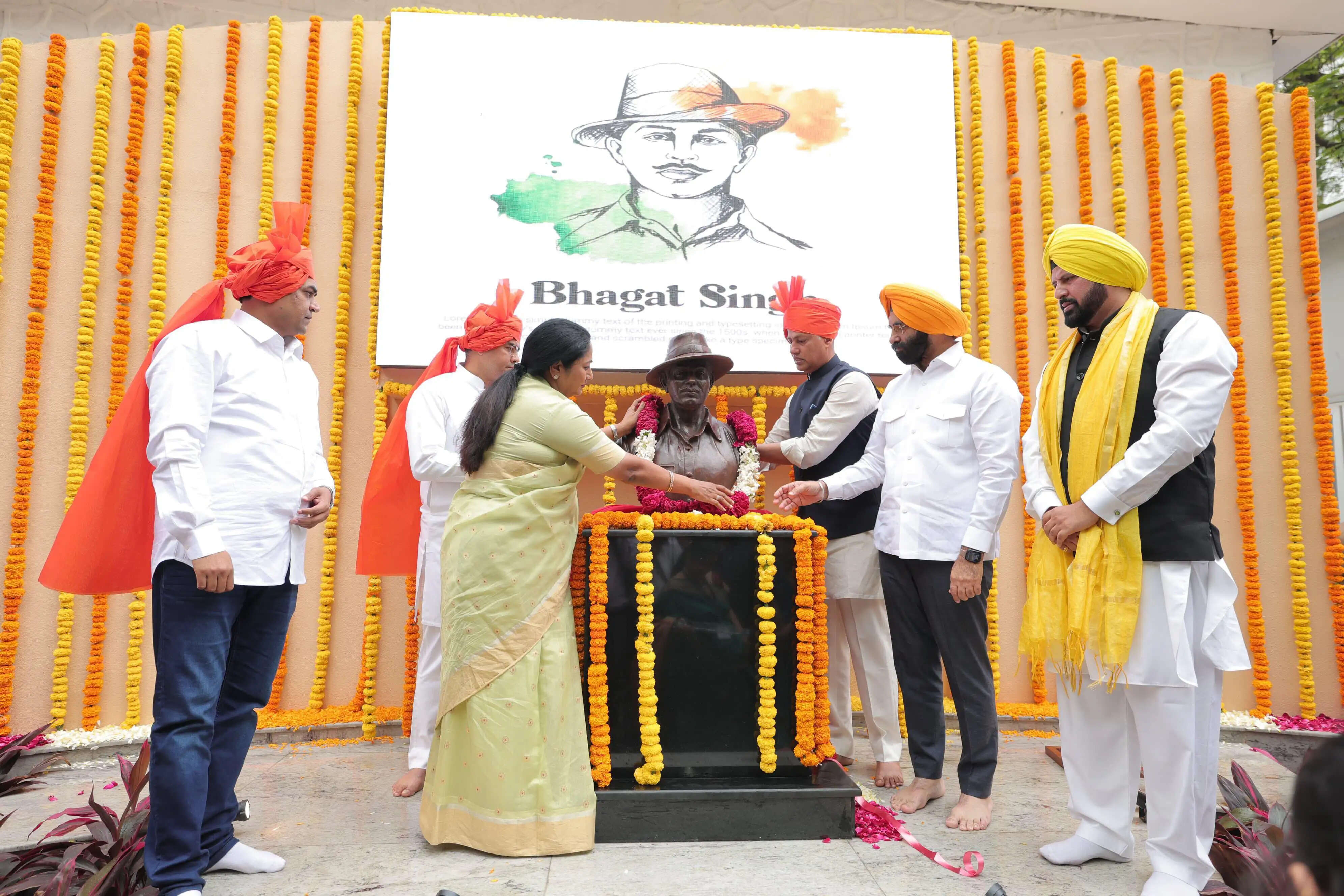 दिल्ली में शहीद दिवस पर भगत सिंह की भव्य प्रतिमा का अनावरण