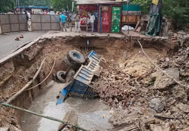 आगरा में सीएम ग्रिड योजना की पहली बारिश में खुली पोल, सड़कों का हुआ बुरा हाल