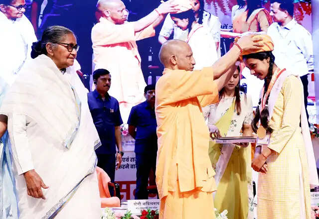 मुख्यमंत्री योगी आदित्यनाथ ने मेधावी छात्रों को सम्मानित किया, अभिभावकों को दी प्रेरणा