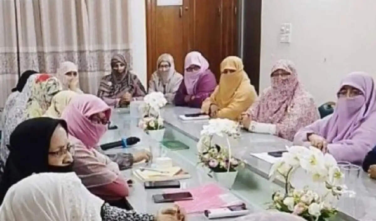 बांग्लादेश में भारत के खिलाफ कट्टरपंथी महिलाओं की बैठक, रूस में विवादित घटना