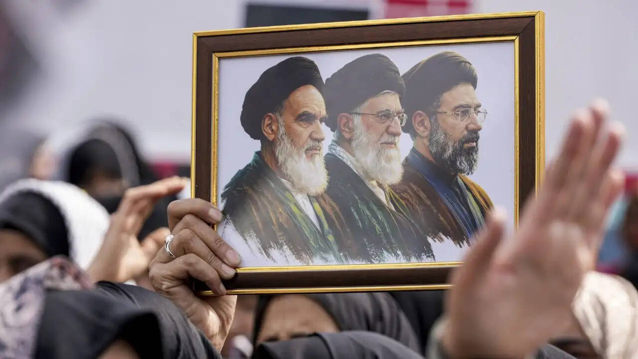 ईरान में सत्ता परिवर्तन की संभावनाएं: ट्रंप के दावों की सच्चाई