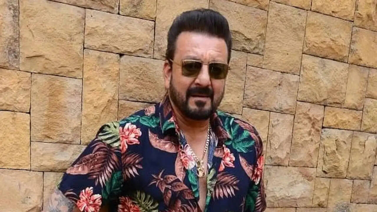 संजय दत्त ने महिला आयोग के सामने गाने के विवाद पर मांगी माफी