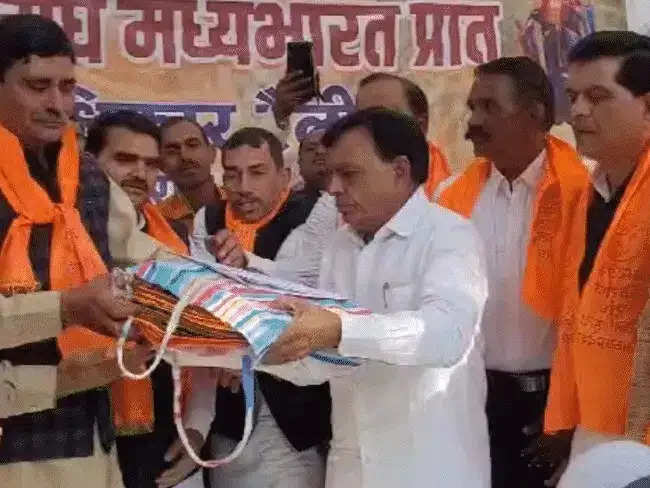 भोपाल : किसानों का धरना-प्रदर्शन खत्‍म, डिप्टी सीएम को सौंपा आवेदनों से भरा झोला, देवड़ा बोले- जल्‍द करेंगे समाधान 