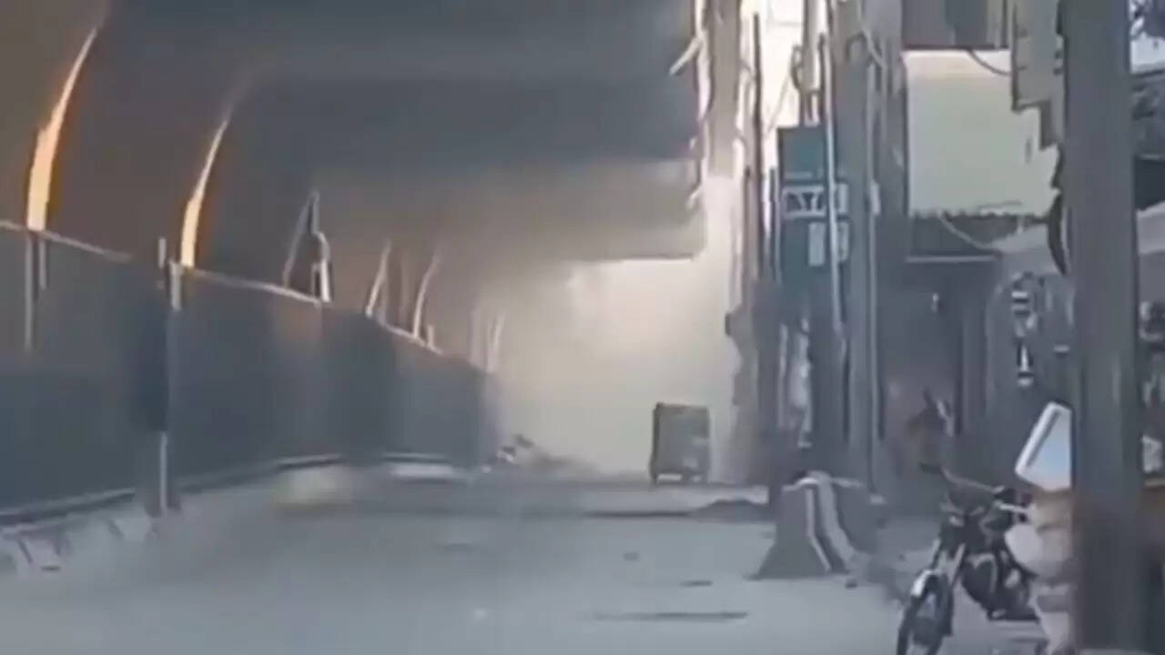 पेशावर में अर्धसैनिक बल मुख्यालय पर घातक हमला