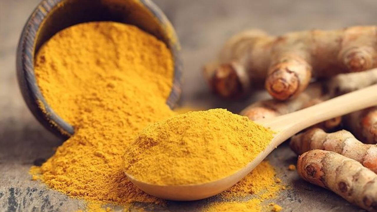 हल्दी के अद्भुत टोटके: धन और खुशहाली के लिए उपयोगी उपाय