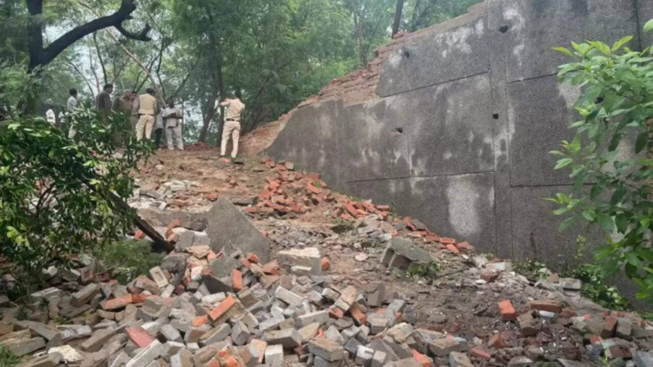 दिल्ली में दीवार गिरने से बच्चों की मौत: क्या है प्रशासन की तैयारी?