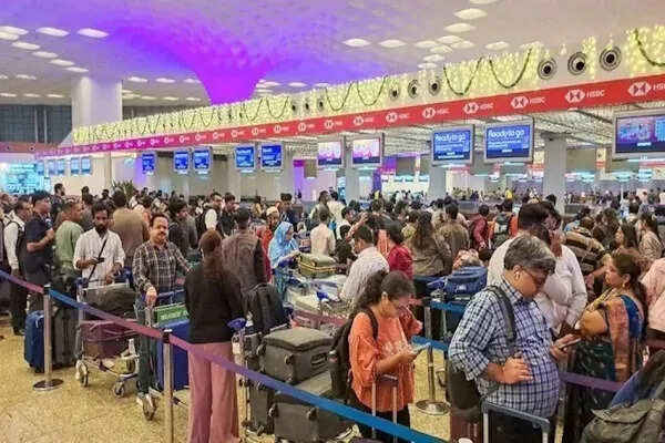 IndiGo की उड़ानों में लगातार देरी, 350 फ्लाइट्स रद्द