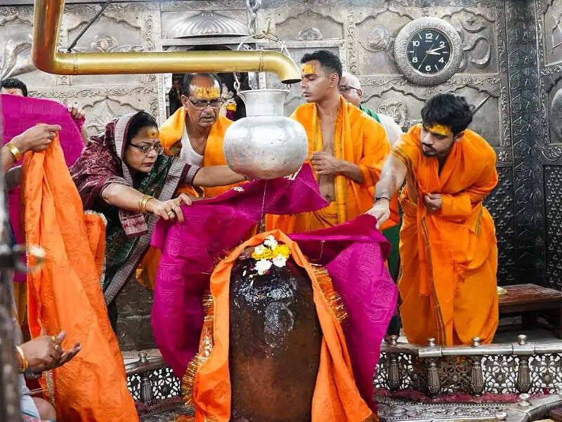 शिवराज सिंह चौहान ने भगवान महाकाल के किए दर्शन, बेटों की शादी का दिया निमंत्रण