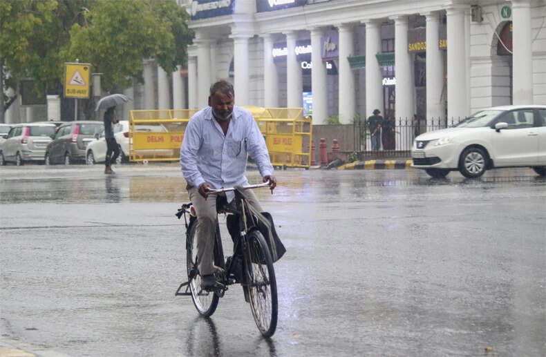 दिल्ली-एनसीआर में मौसम में बदलाव, तेज आंधी और बारिश से मिली राहत