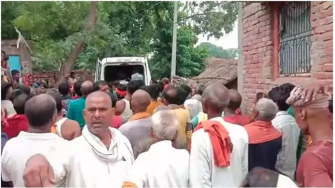 बलिया में श्रद्धालुओं की पिकअप वैन को ट्रेलर ने मारा टक्कर, चार की मौत
