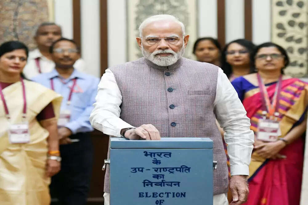 उपराष्ट्रपति चुनाव में मतदान जारी, एनडीए के उम्मीदवार की जीत का विश्वास