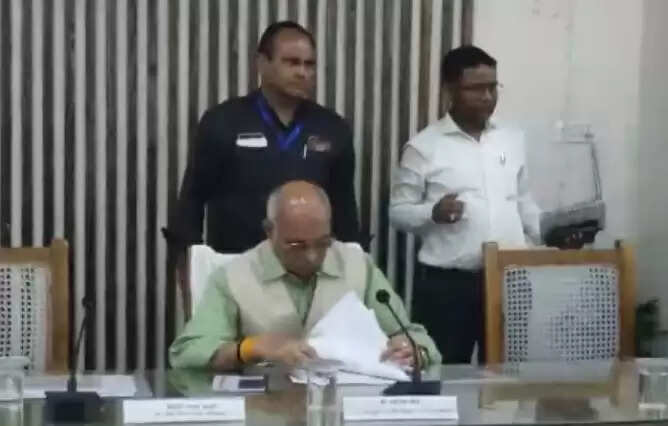 पशुधन मंत्री धर्मपाल सिंह का गाजियाबाद दौरा: गौशालाओं की समीक्षा