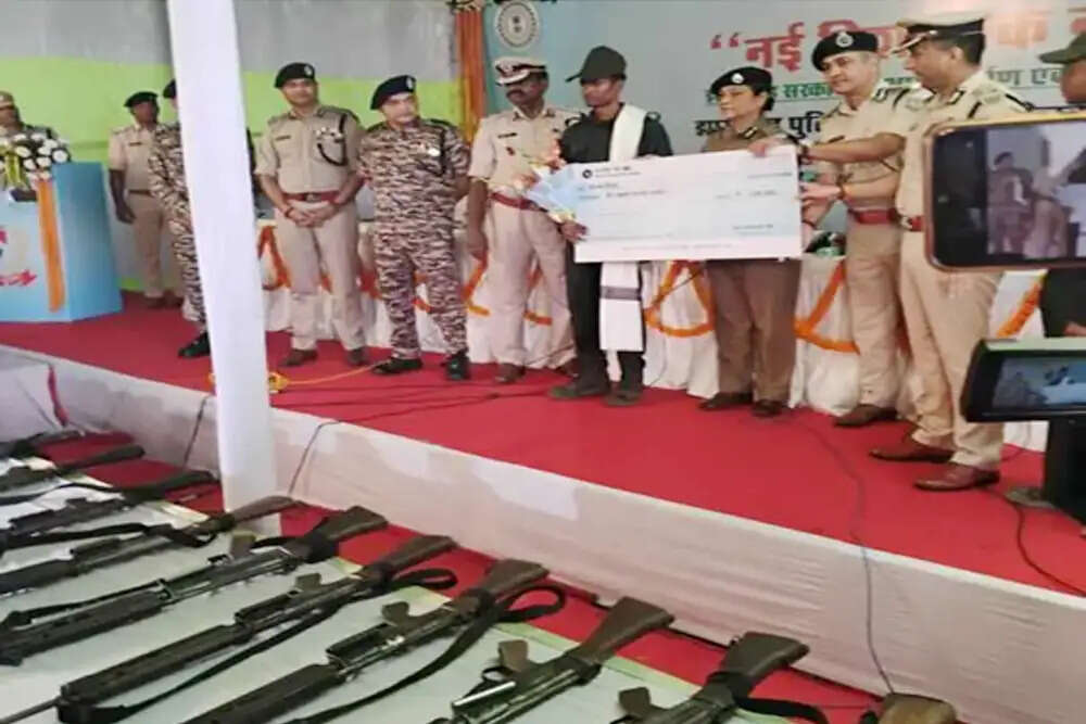 झारखंड में नक्सलियों का ऐतिहासिक आत्मसमर्पण, 27 उग्रवादियों ने किया सरेंडर